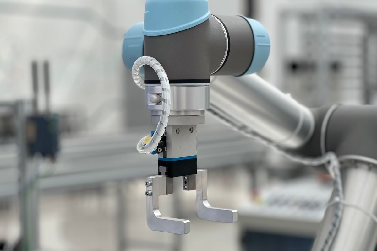 Robotic arm on a production cell